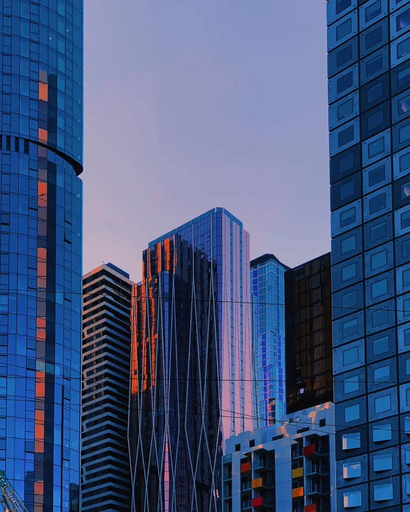 Fachadas de vidro refletindo o céu